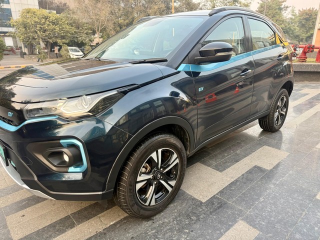 Second-hand 2022 Tata Nexon EV XZ Plus LUX for sale in New Delhi-9