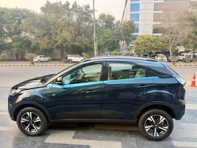 Second-hand 2022 Tata Nexon EV XZ Plus LUX for sale in New Delhi-8