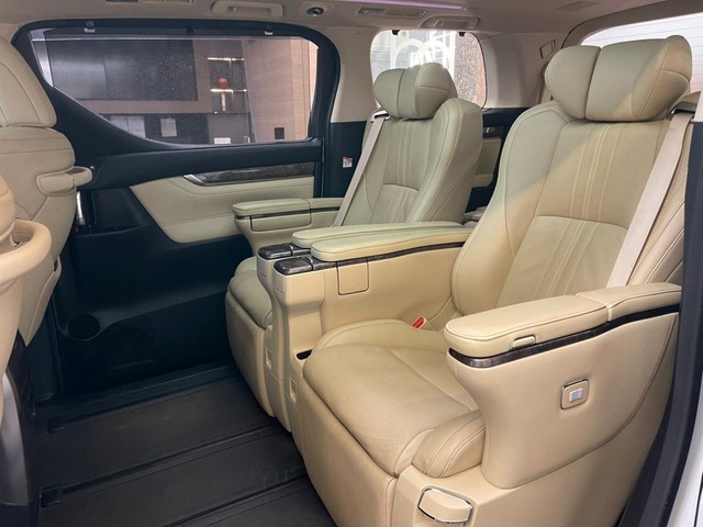 Second-hand 2023 Toyota Vellfire Executive Lounge BSVI for sale in Mumbai-10