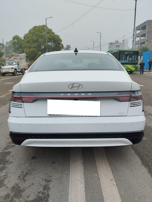 Second-hand 2023 Hyundai Verna SX IVT for sale in New Delhi-2