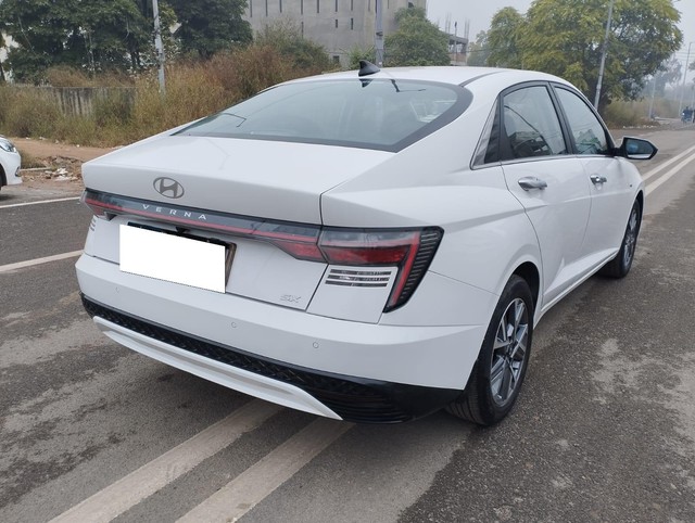 Second-hand 2023 Hyundai Verna SX IVT for sale in New Delhi-9