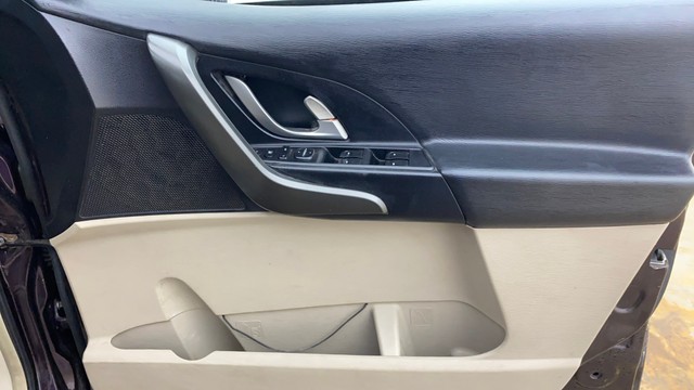 Second-hand 2017 Mahindra XUV500 W10 AWD for sale in Ahmedabad-17