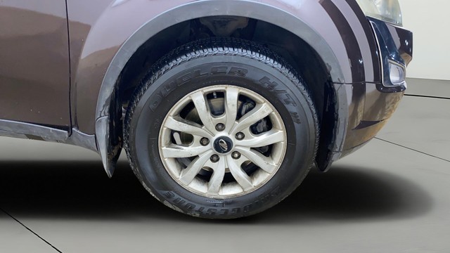 Second-hand 2017 Mahindra XUV500 W10 AWD for sale in Ahmedabad-24