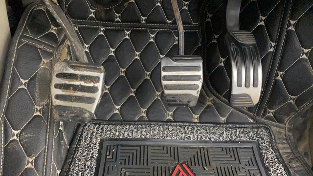 Second-hand 2017 Mahindra XUV500 W10 AWD for sale in Ahmedabad-14