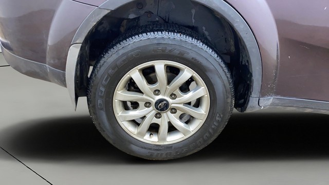 Second-hand 2017 Mahindra XUV500 W10 AWD for sale in Ahmedabad-25