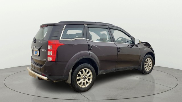 Second-hand 2017 Mahindra XUV500 W10 AWD for sale in Ahmedabad-2