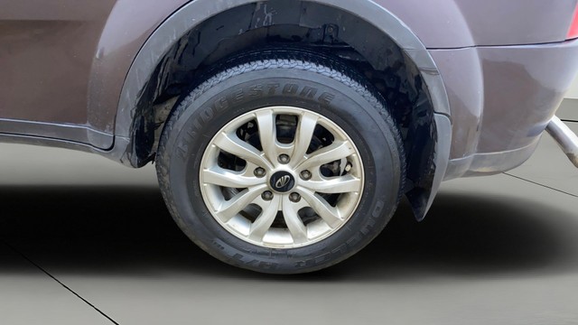 Second-hand 2017 Mahindra XUV500 W10 AWD for sale in Ahmedabad-27