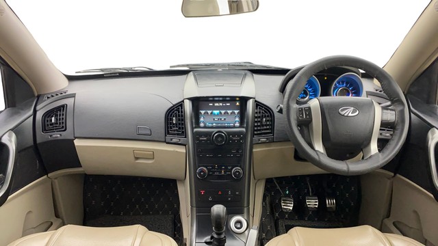 Second-hand 2017 Mahindra XUV500 W10 AWD for sale in Ahmedabad-10