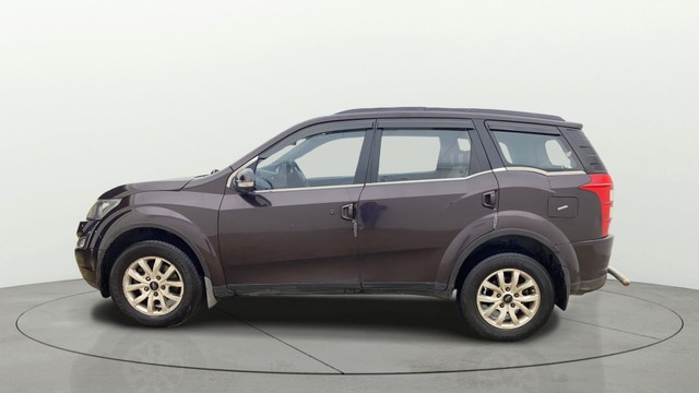 Second-hand 2017 Mahindra XUV500 W10 AWD for sale in Ahmedabad-5