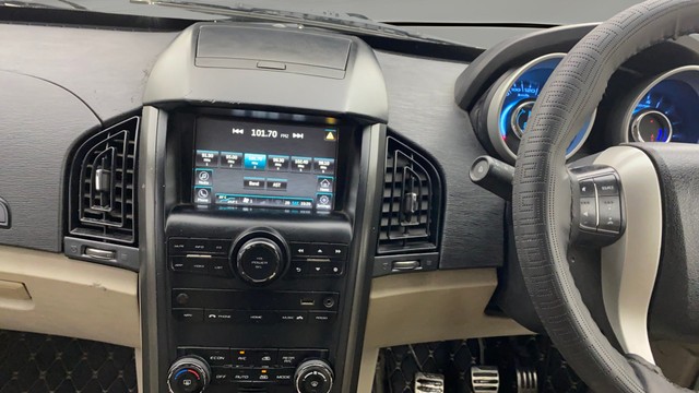 Second-hand 2017 Mahindra XUV500 W10 AWD for sale in Ahmedabad-22