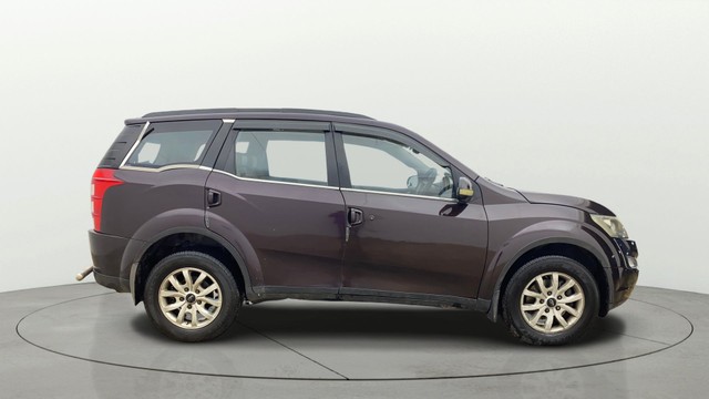 Second-hand 2017 Mahindra XUV500 W10 AWD for sale in Ahmedabad-1