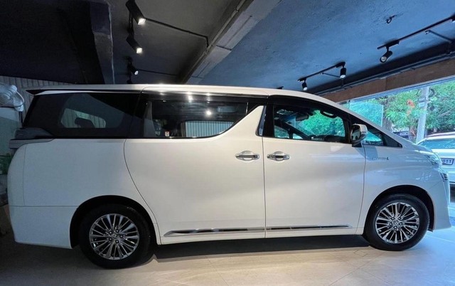 Second-hand 2023 Toyota Vellfire Executive Lounge for sale in New Delhi-1