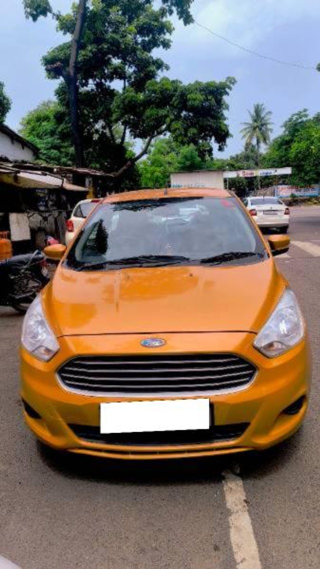 Second-hand 2015 Ford Figo Petrol LXI for sale in Surat-2