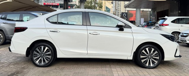 Second-hand 2023 Honda City ZX CVT for sale in Mumbai-1