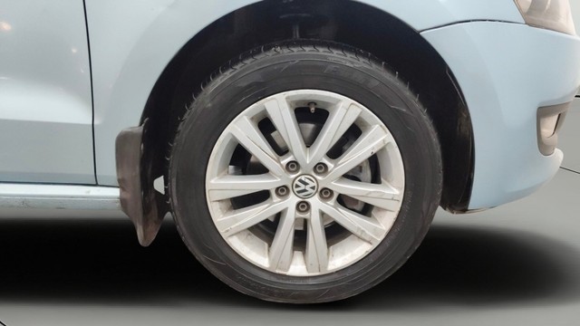 Second-hand 2012 Volkswagen Polo Petrol Highline 1.2L for sale in Pune-23