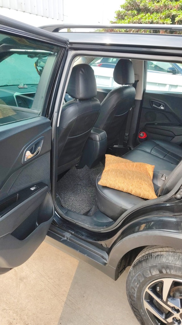 Second-hand 2022 Mahindra XUV300 W8 BSVI for sale in Vadodara-1