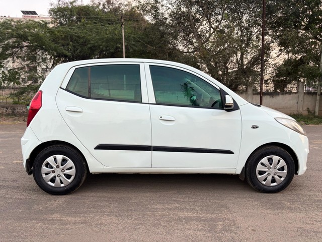 Second-hand 2011 Hyundai i10 Magna for sale in Miraj-1