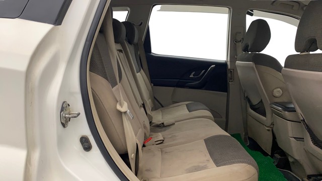 Second-hand 2017 Mahindra XUV500 W6 2WD for sale in Lucknow-16