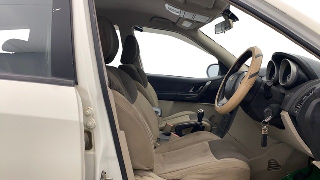 Second-hand 2017 Mahindra XUV500 W6 2WD for sale in Lucknow-15