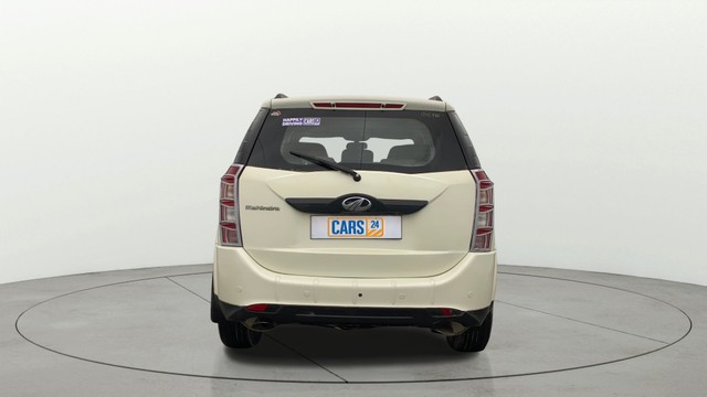 Second-hand 2017 Mahindra XUV500 W6 2WD for sale in Lucknow-3