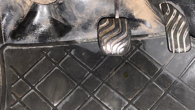 Second-hand 2016 Renault KWID 1.0 AMT RXT for sale in Surat-14