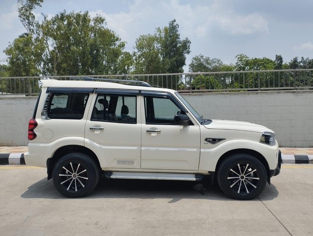 Second-hand 2022 Mahindra Scorpio S5 for sale in New Delhi-4