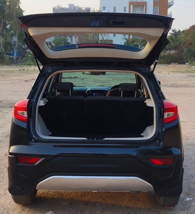 Second-hand 2022 Mahindra XUV300 W8 Diesel BSVI for sale in New Delhi-12