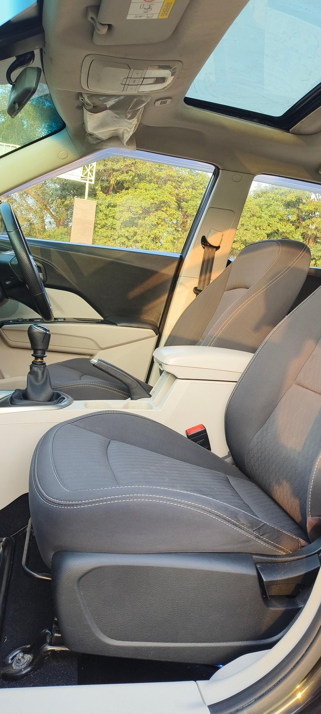 Second-hand 2022 Mahindra XUV300 W8 Diesel BSVI for sale in New Delhi-5