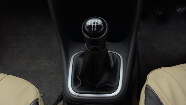 Second-hand 2016 Volkswagen Polo Petrol Highline 1.2L for sale in Ghaziabad-12