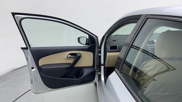 Second-hand 2016 Volkswagen Polo Petrol Highline 1.2L for sale in Ghaziabad-35