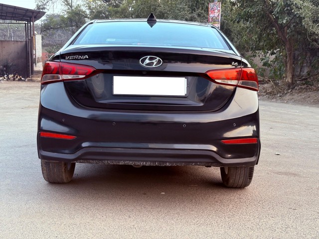 Second-hand 2018 Hyundai Verna VTVT 1.6 SX for sale in New Delhi-2