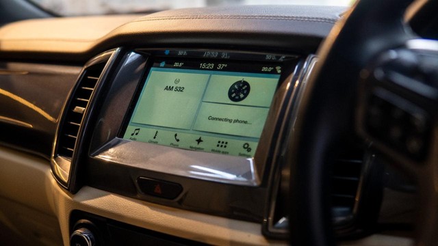 Second-hand 2017 Ford Endeavour 3.2 Titanium AT 4X4 for sale in New Delhi-3