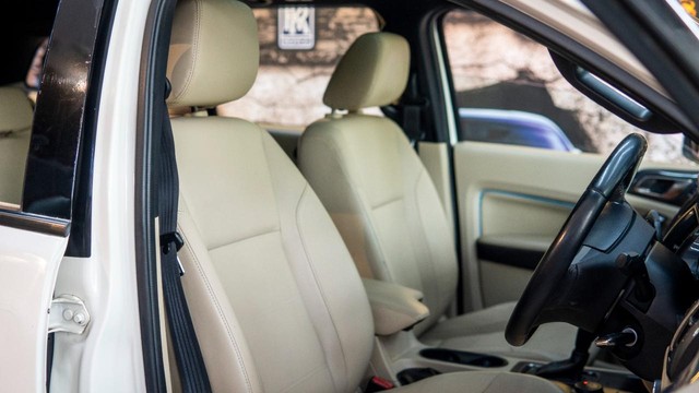 Second-hand 2017 Ford Endeavour 3.2 Titanium AT 4X4 for sale in New Delhi-4