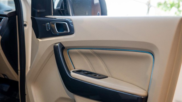 Second-hand 2017 Ford Endeavour 3.2 Titanium AT 4X4 for sale in New Delhi-6