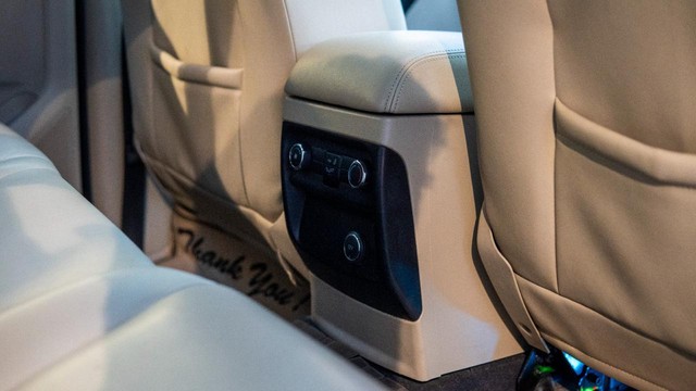 Second-hand 2017 Ford Endeavour 3.2 Titanium AT 4X4 for sale in New Delhi-10