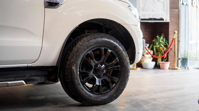 Second-hand 2017 Ford Endeavour 3.2 Titanium AT 4X4 for sale in New Delhi-5