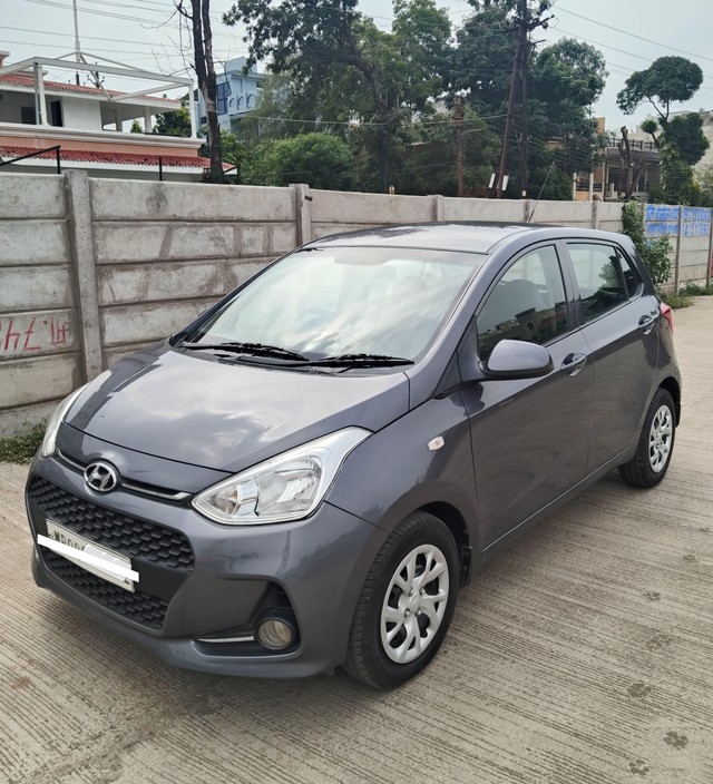 Second-hand 2017 Hyundai Grand i10 Magna for sale in Indore-4