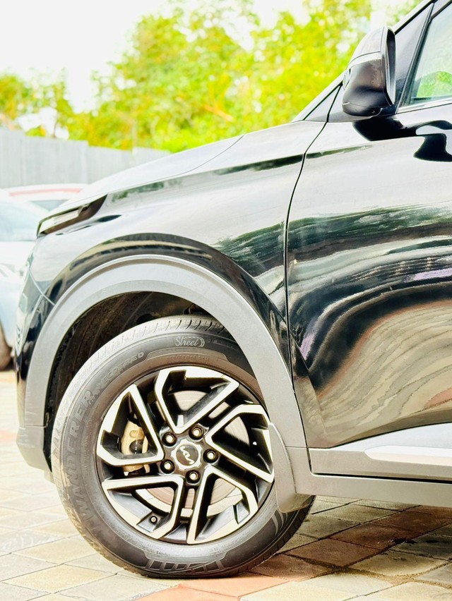 Second-hand 2022 Kia Carens Luxury Plus Diesel AT 6 STR BSVI for sale in Surat-4