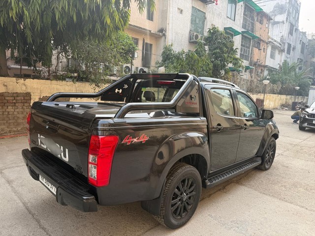 Second-hand 2022 Isuzu V-Cross 4x4 Z Prestige AT BSVI for sale in New Delhi-2