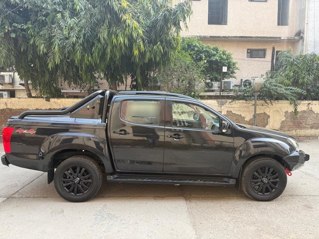 Second-hand 2022 Isuzu V-Cross 4x4 Z Prestige AT BSVI for sale in New Delhi-1