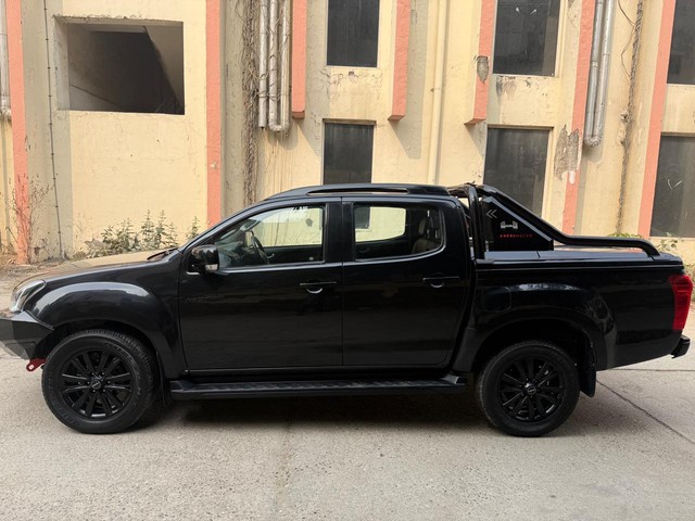Second-hand 2022 Isuzu V-Cross 4x4 Z Prestige AT BSVI for sale in New Delhi-4