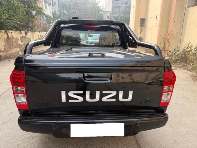 Second-hand 2022 Isuzu V-Cross 4x4 Z Prestige AT BSVI for sale in New Delhi-3