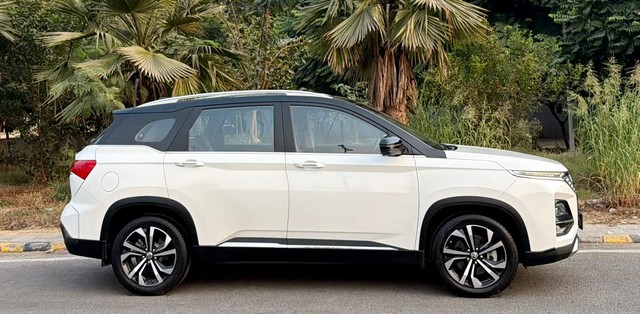 Second-hand 2024 MG Hector Plus Savvy Pro CVT 7 Str 2023-2025 for sale in New Delhi-1