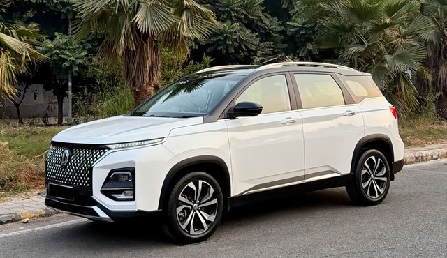 Second-hand 2024 MG Hector Plus Savvy Pro CVT 7 Str 2023-2025 for sale in New Delhi-10
