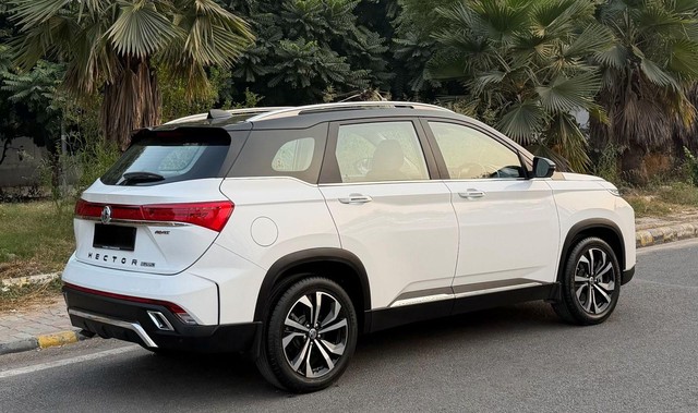 Second-hand 2024 MG Hector Plus Savvy Pro CVT 7 Str 2023-2025 for sale in New Delhi-2