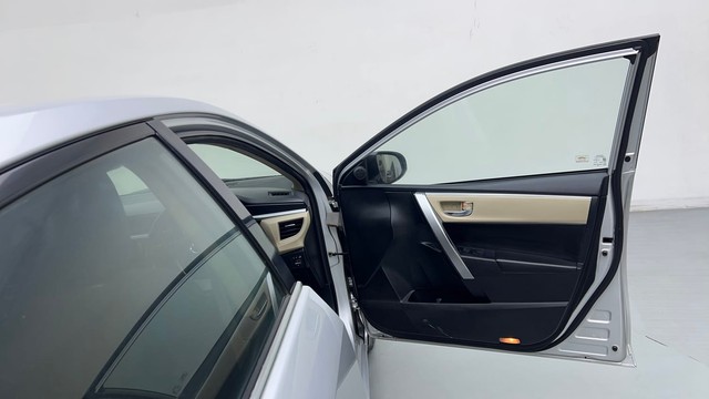 Second-hand 2014 Toyota Corolla Altis Petrol LE for sale in Gurgaon-16