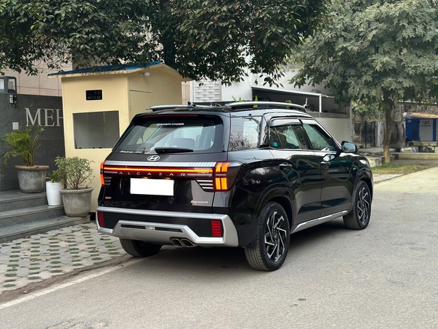 Second-hand 2025 Hyundai Alcazar Signature DCT for sale in New Delhi-5
