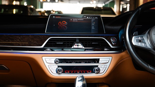 Second-hand 2022 BMW 7 Series 740Li Individual M Sport Edition for sale in New Delhi-17