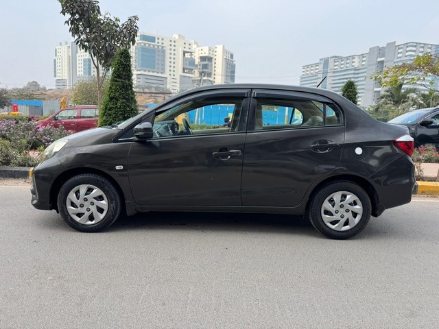 Second-hand 2017 Honda Amaze V Petrol BSIV for sale in Hyderabad-4