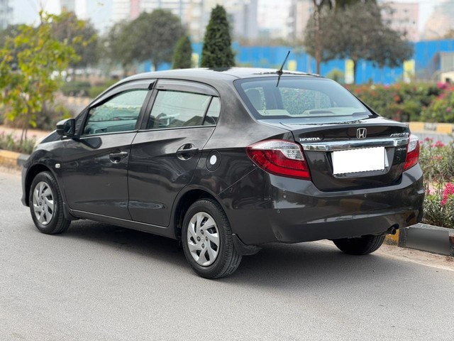 Second-hand 2017 Honda Amaze V Petrol BSIV for sale in Hyderabad-3
